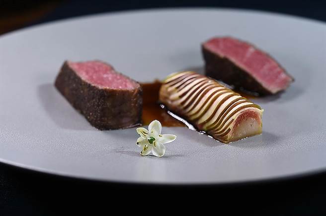 台北〈T＋T〉冬季套餐新主菜〈和牛／咖啡／可可〉，是将A5级日本黑毛和牛菲力以咖啡奶油煎熟，再以用可可汁与牛肉汁调制的酱汁提味，Side Dish是茄子薄片卷无花果。（图／姚舜）