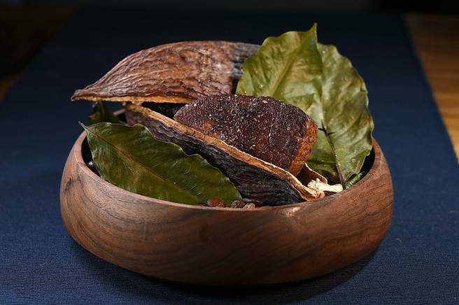 〈T＋T〉出菜愈来愈重视「仪式感」，〈和牛／咖啡／可可〉在呈盘前，主厨Johnny蔡元善会以可可豆荚为容器「秀菜」后再分切。（图／姚舜）