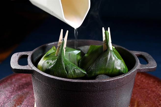 台北〈T＋T〉冬季新菜〈松阪猪／小米／渍菜〉，创作灵感来自台湾在地原住民的〈月桃包饭〉，主厨Johnny用淋在热石上的马告水产生的蒸汽将芭蕉叶内的小米饭蒸熟。（图／姚舜）