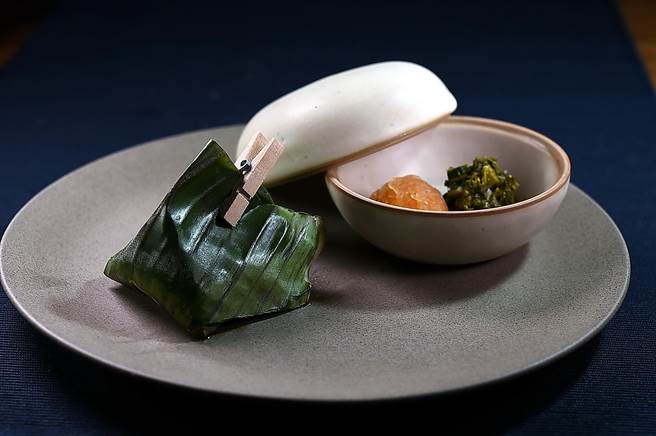 台北〈T＋T〉冬季新菜〈松阪猪／小米／渍菜〉呈盘上桌时，会搭配2种不同的渍菜让客人配饭。（图／姚舜）