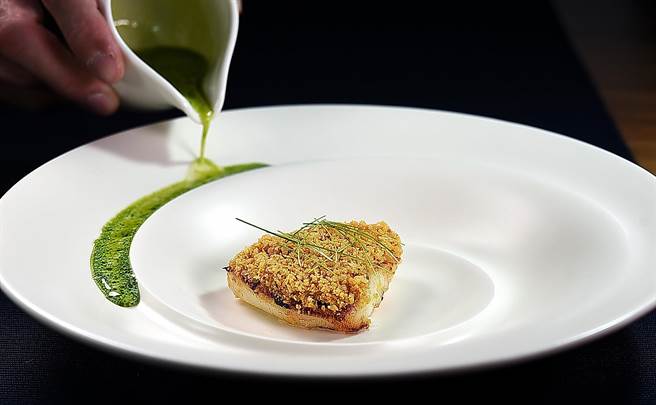 用有立体迴旋的餐盘盛装以「豆酥鳕鱼」概念设计的〈豆浆／豆酥／味噌〉，倒入提味的绿色酱汁时产生的「迴旋流」，颇有意境。（图／姚舜）