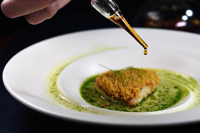 在〈T＋T〉享用以「豆酥鳕鱼」概念发想创作的〈豆浆／豆酥／味噌〉，可另外点几滴用白豆蔻、花椒、朝天椒、灯笼椒，和丁香、小茴香等调制的香料辣油提味。（图／姚舜）