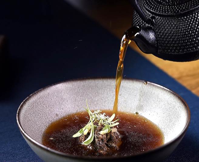 〈黑鸡／黑蒜／黑菜脯〉的第二吃是，品尝用黑3款不同年份菜脯和鸡骨熬制的鸡汤。（图／姚舜）