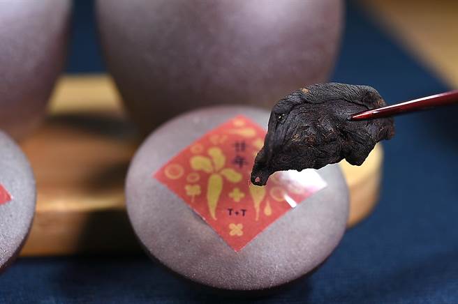 经20年熟成的老菜脯，咸香中内蕴甘甜，〈T＋T〉主厨Johnny蔡元善用来熬鸡汤。（图／姚舜）