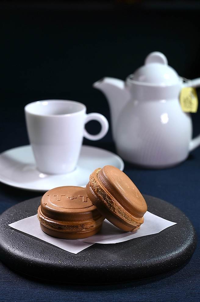 〈松露／鸭肝／车轮饼〉已是〈T＋T〉招牌菜式，主厨Johnnh蔡元善表示「下加会被骂翻」，所以每季菜单都有它。（图／姚舜）