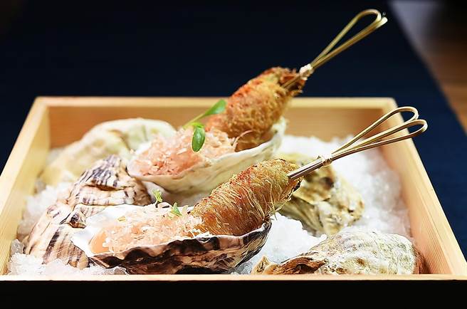 灵感来自台湾街头小吃「蚵仔麵线」的〈生蚝／蒜泥／麵线〉，是〈T＋T〉用来招待客人的「杀必死」美食。（图／姚舜）