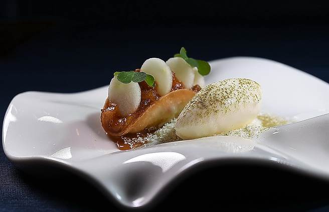 〈T＋T〉冬季套餐主甜点〈苹果／焦糖／白巧力〉，U形脆饼中的内馅是焦糖苹果和糖渍杏桃乾，并以苹果片和酢浆草？配，还有〈肉桂牛奶冰淇淋〉一起呈盘。（图／姚舜）