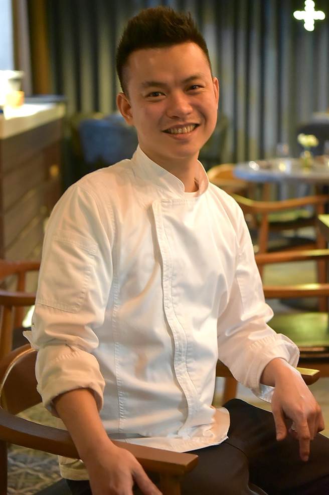 〈T＋T〉主厨Johnny蔡元善除每季推出新菜，并持续花心思用不同方式提升客人用餐体验。（图／姚舜）