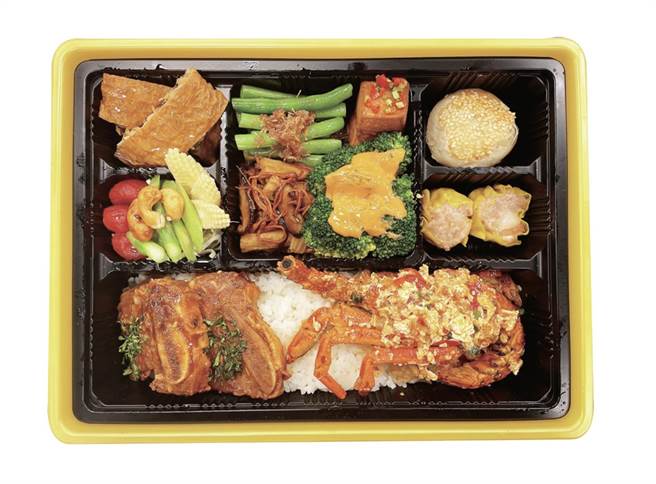 Global Mall的苏杭餐厅推出「人气海陆双拼便当」，乾烧小龙虾与奶香牛小排双主菜，原价699元，优惠价599元。（Global Mall提供）