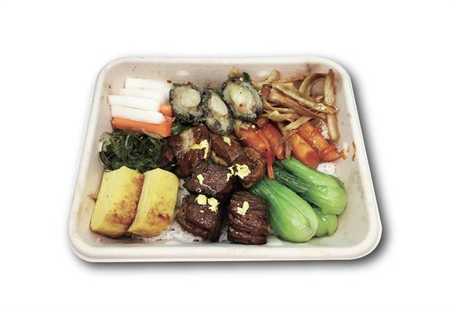 Global Mall南港车站店的班味厨房「双人福气便当」，和牛、鹅肝、避风塘鲍鱼，撒上金箔，原价1080元，优惠价888元。（Global Mall提供）