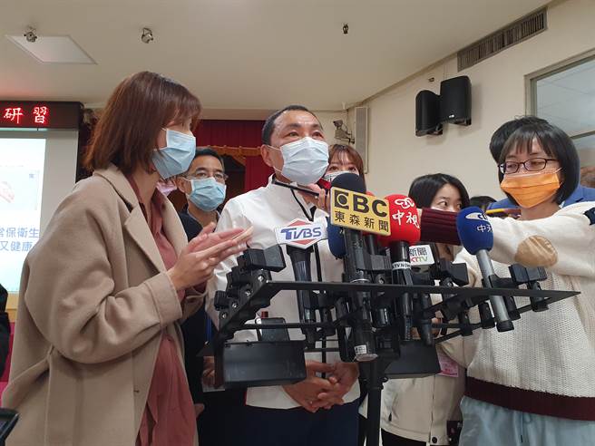 新北市长侯友宜今（25日）表示，尚未收到中央的通报人数，但预估新北有400至500人会被匡列，要求里干事要加强宣导。（叶书宏摄）