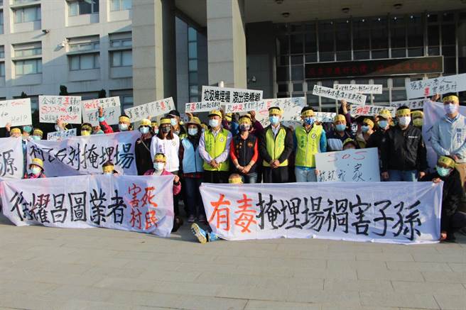 反造桥龙升村坤舆事业废弃物掩埋场自救会埋锅造饭20天，25日到苗栗县政府前抗议递交陈情书。（何冠娴摄）