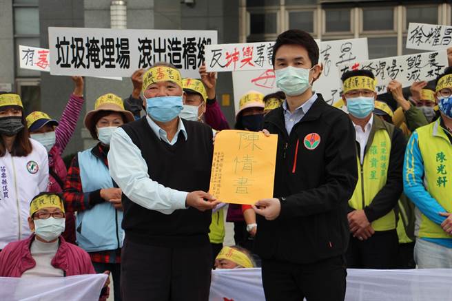 反造桥龙升村坤舆事业废弃物掩埋场自救会25日到苗栗县政府递交陈情书。（何冠娴摄）