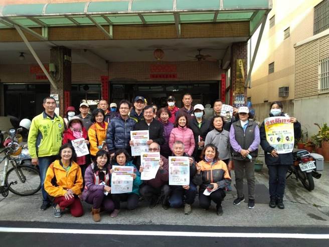 台中市政府警察局第四分局进行重要节日治安及交通宣导活动赠送春联，让民眾可以贴在家中为即将到来春节增添喜气氛围。（警方提供）