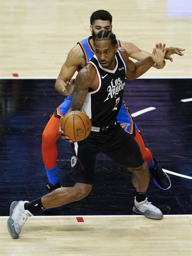 里欧纳德34分、9篮板、8助攻、0失误，帮助快艇击败雷霆拿下7连胜，创下队史35年来新纪录。(美联社)