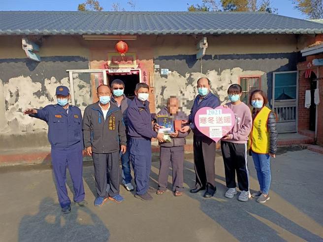 高美派出所携手警友站寒冬送暖，前往辖区五里弱势族群捐赠爱心物资及5000元大红包。（清水警分局提供／陈淑娥台中传真）