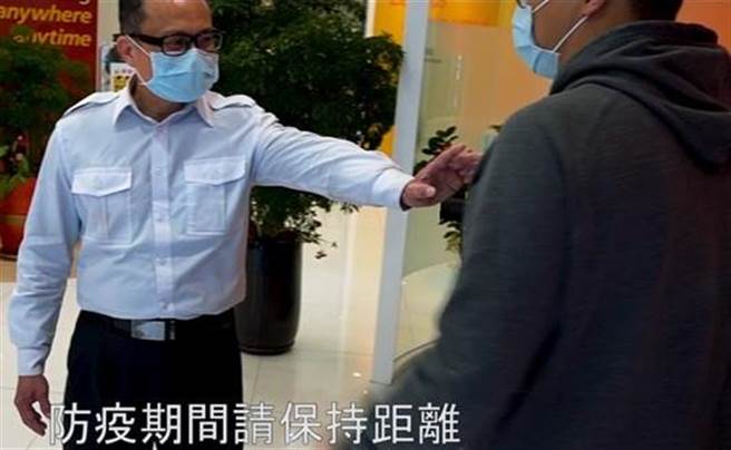 防疫期间，银行警卫照规定要求歹徒量额温，坚守防疫规则。（警方提供／卢金足台中传真）