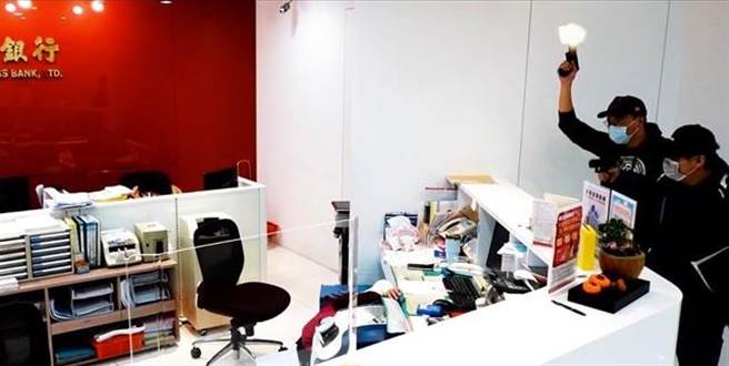 警方20日在七期一家银行举行金融机构防抢暨拦截围捕演练。（警方提供／卢金足台中传真）