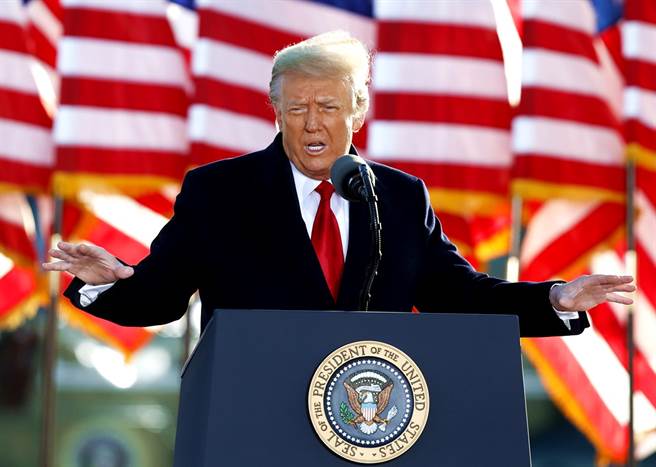 川普被爆料卸任前夕仍垂死掙扎，施壓司法部上訴聯邦最高法院，裁定拜登當選無效。（資料照／美聯社）