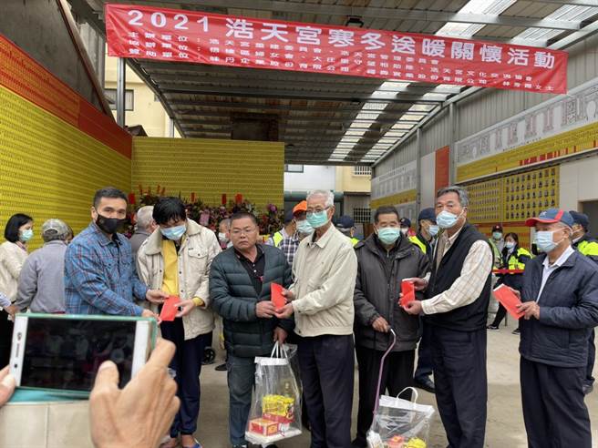 浩天宮發送紅包給中低收入戶，溫暖民眾的心。（浩天宮提供／陳淑娥台中傳真）