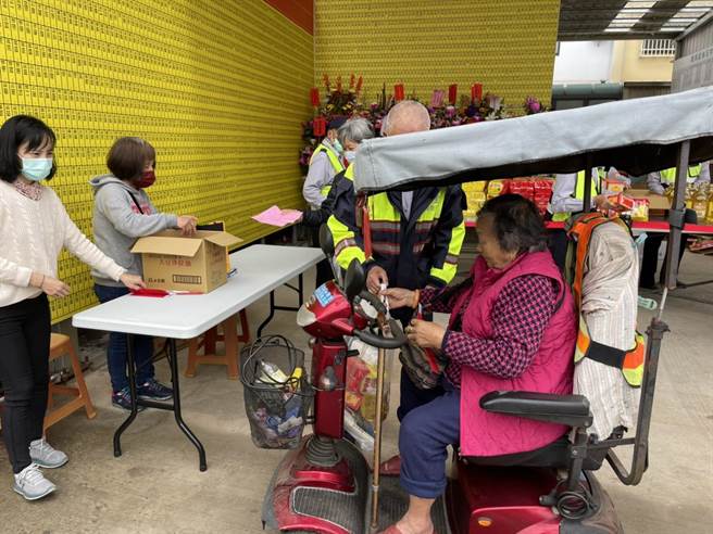 老人家騎電動輔助車前往領取物資。（浩天宮提供／陳淑娥台中傳真）