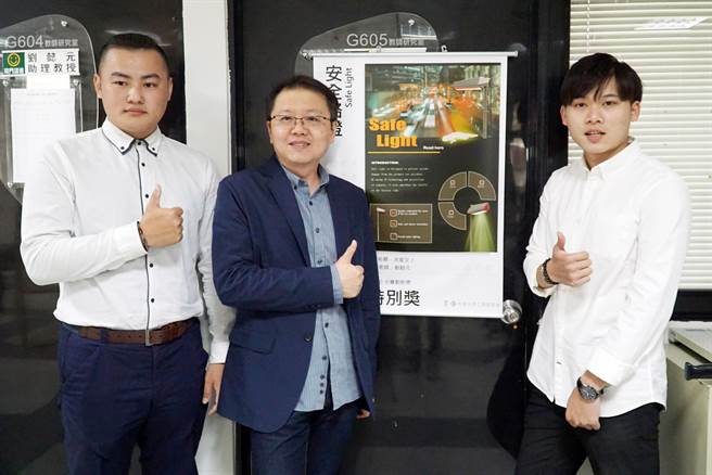 大叶大学工设系助理教授刘懿元(中)指导大四生洪星文(左)、张佑霖(右)发想安全路灯设计，获光宝特别奖和1万元奖金。（校方提供／谢琼云彰化传真）