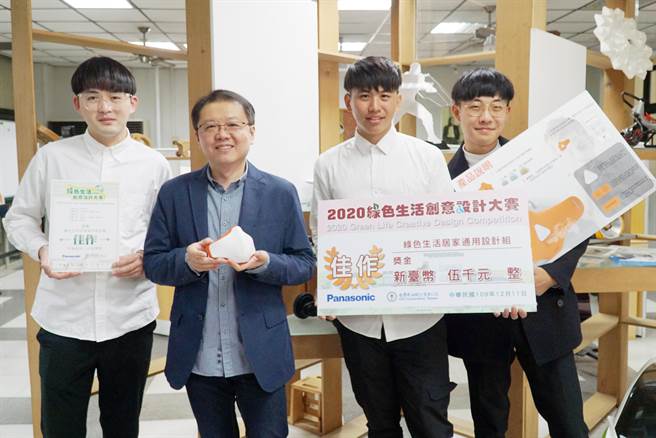 大叶大学工设系助理教授刘懿元(左二)指导大四生王亮勛(左一)、萧浩澄(右二)、邱振莛(右一)发挥创意设计出「罩常使用」口罩，让气喘患者不必脱下口罩就可以直接给药。（校方提供／谢琼云彰化传真）