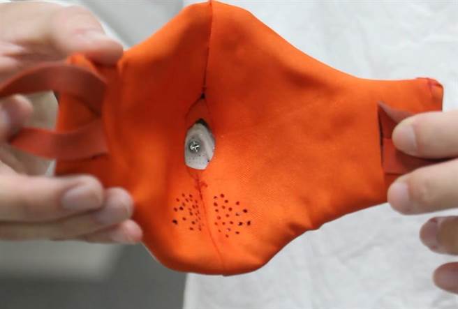 「罩常使用」将口罩结合气喘患者的药剂，不必脱口罩就能完成用药，防疫期间能大大降低染疫与疫病传播风险。（校方提供／谢琼云彰化传真）