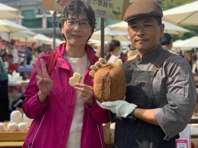 立委蔡壁如常到各处拜访，相当接地气。（图／翻摄蔡壁如脸书）