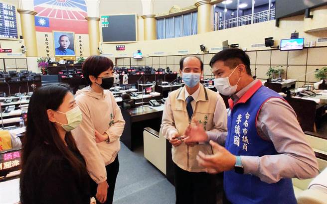 台南市政府社会局长陈荣枝（右二）外传将异动，不少议员都肯定他的表现。（洪荣志摄）