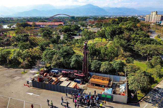 宜蘭縣政府編列1700萬元啟動溫泉探勘調查及溫泉區劃設案，今天探勘井開工，探勘井位置在親水公園大客車停車場。（李忠一攝）