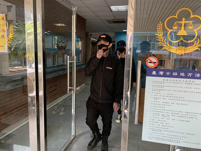 艺人谢和弦表示自己因躁郁症发作不知道自己辱骂吴宗宪，法官谕知全案移审理庭。（图：李文正摄）