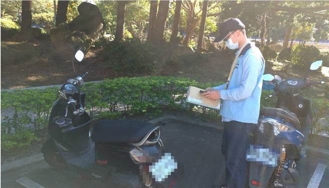 台北市環保局稽查人員至空品維護區管制範圍內，調查管制車輛是否符合規定。（台北市環保局提供／張立勳台北傳真）