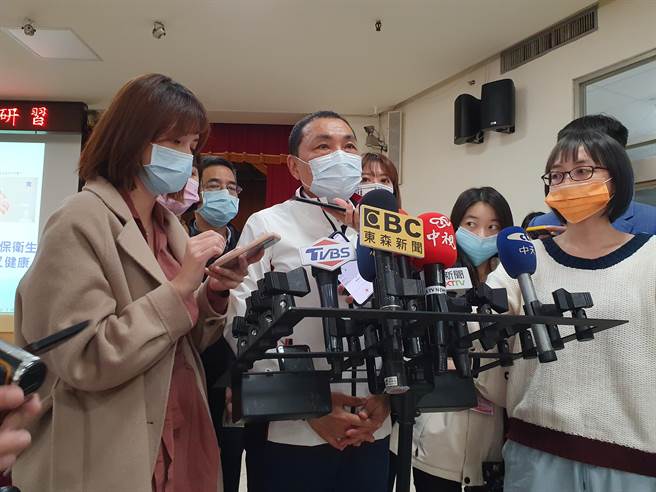 新北市长侯友宜今（25日）表示，已要求营队都在50人以下，所有寒假的所有相关活动，不但大幅减少人数以外、缩小规模，更重要会随着滚动式的检讨。（叶书宏摄）