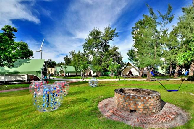 向海那漾露营区座落于台中大安滨海乐园。（业者提供／陈淑娥台中传真）