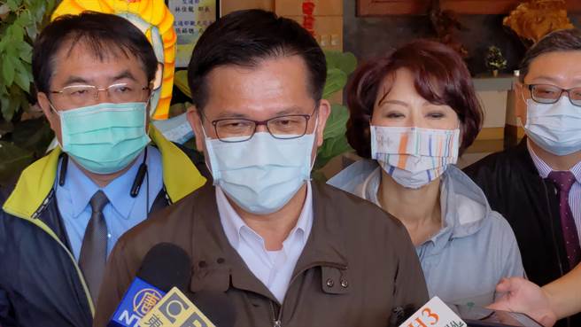 面对春节输运，交通部长林佳龙表示近期已增加人力，守好防疫第一线。（庄曜聪摄）