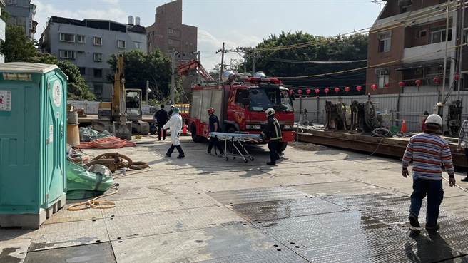 北市立农街一处工地发生意外，初步判断是木条滑落砸中地下3楼工人，经送医抢救仍宣告不治。（图：民眾提供）