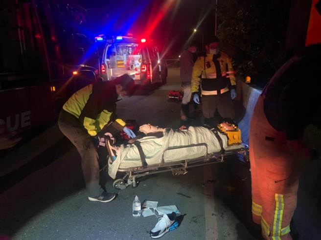 17岁谢姓少年24日晚间10时许，骑机车搭载17岁陈姓少年，行经新北市深坑区北深路一段、深美桥路口，疑因车速过快，不慎自撞护栏。（翻摄）