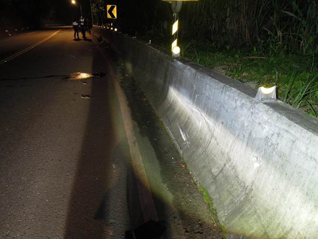 17岁谢姓少年24日晚间10时许，骑机车搭载17岁陈姓少年，行经新北市深坑区北深路一段、深美桥路口，疑因车速过快，不慎自撞护栏。（翻摄）