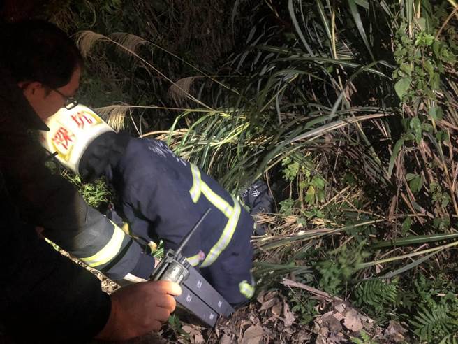 17岁谢姓少年24日晚间10时许，骑机车搭载17岁陈姓少年，行经新北市深坑区北深路一段、深美桥路口，疑因车速过快，不慎自撞护栏。（翻摄）