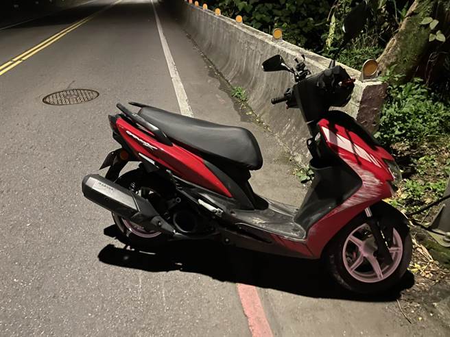 17岁谢姓少年24日晚间10时许，骑机车搭载17岁陈姓少年，行经新北市深坑区北深路一段、深美桥路口，疑因车速过快，不慎自撞护栏。（翻摄）