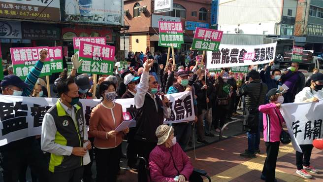 秀水农会爆发冒贷后提告清偿贷款诉讼  上百人齐聚农会抗议血本无归。（吴敏菁摄）