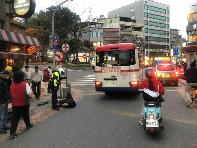 25岁谢男24日下午5时许溜着滑板，从淡水老街中建设街一路下坡，转入中正路途中不慎滑倒，连人带车撞上公车后倒卧路边（戴上容翻摄）