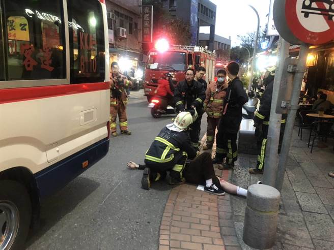 25岁谢男24日下午5时许溜着滑板，从淡水老街中建设街一路下坡，转入中正路途中不慎滑倒，连人带车撞上公车后倒卧路边（戴上容翻摄）