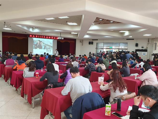新北市民政局今（25日）于板桥区公所举办里干事行动服务专题讲座。（叶书宏摄）