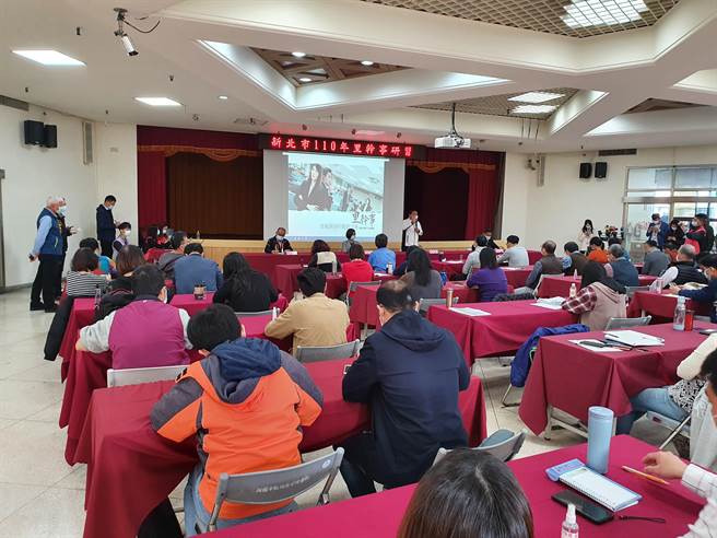 新北市民政局今（25日）于板桥区公所举办里干事行动服务专题讲座。（叶书宏摄）