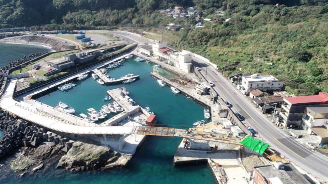 基隆市政府为打通新北与基隆的环台自行车道，在中正区望海巷打造长约170公尺「跨海景观桥」。（基隆市政府提供／陈彩玲基隆传真）