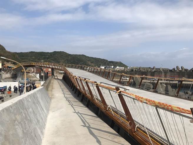 基隆市政府为打通新北与基隆的环台自行车道，在中正区望海巷打造长约170公尺「跨海景观桥」。（陈彩玲摄）