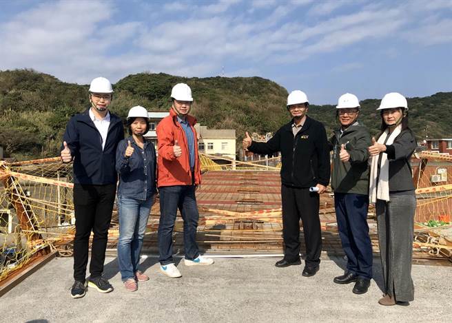 基隆市政府为打通新北与基隆的环台自行车道，在中正区望海巷打造长约170公尺「跨海景观桥」。（陈彩玲摄）