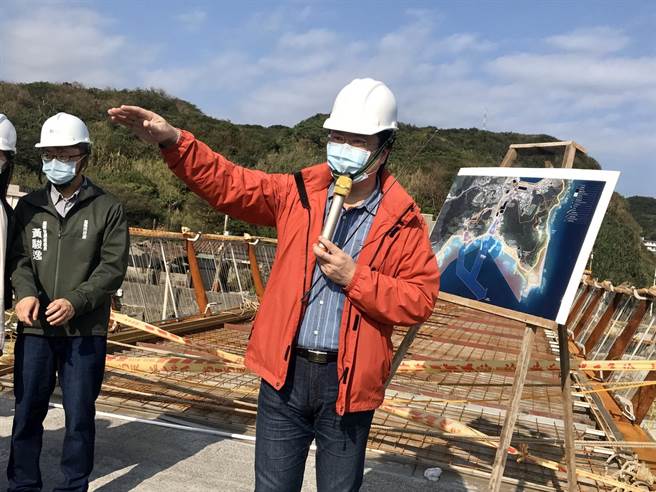 市长林右昌表示，景观桥预计3月初完工。（陈彩玲摄）